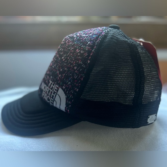 North Face - Not Your boyfriend’s trucker hat - Confetti pattern!! - Picture 2 of 4